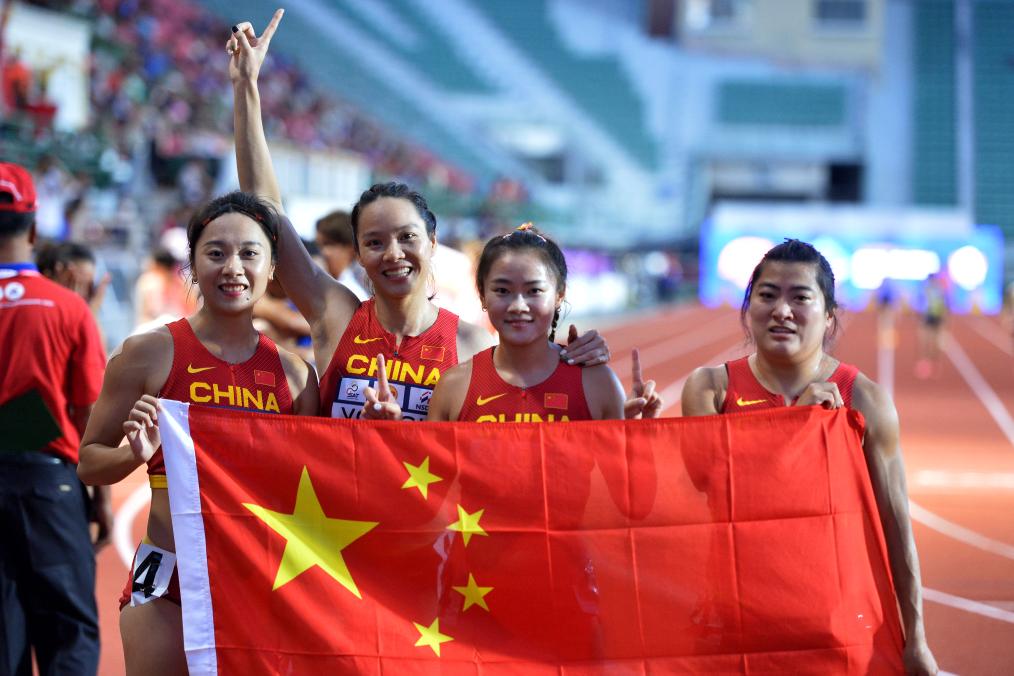 7月12日，中國隊選手葛曼棋、韋永麗、梁小靜和袁琦琦（從左至右）在女子4×100米接力決賽後合照。新華社發（拉亨攝）