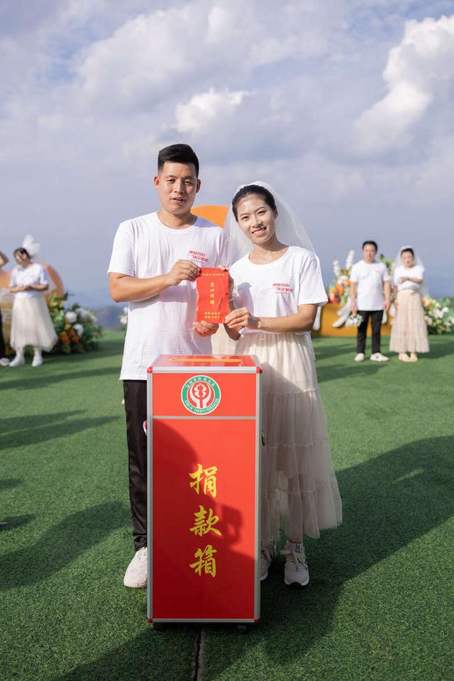 图二:浙江省仙居县慈善集体婚礼现场的新人。 仙居县民政局 供图