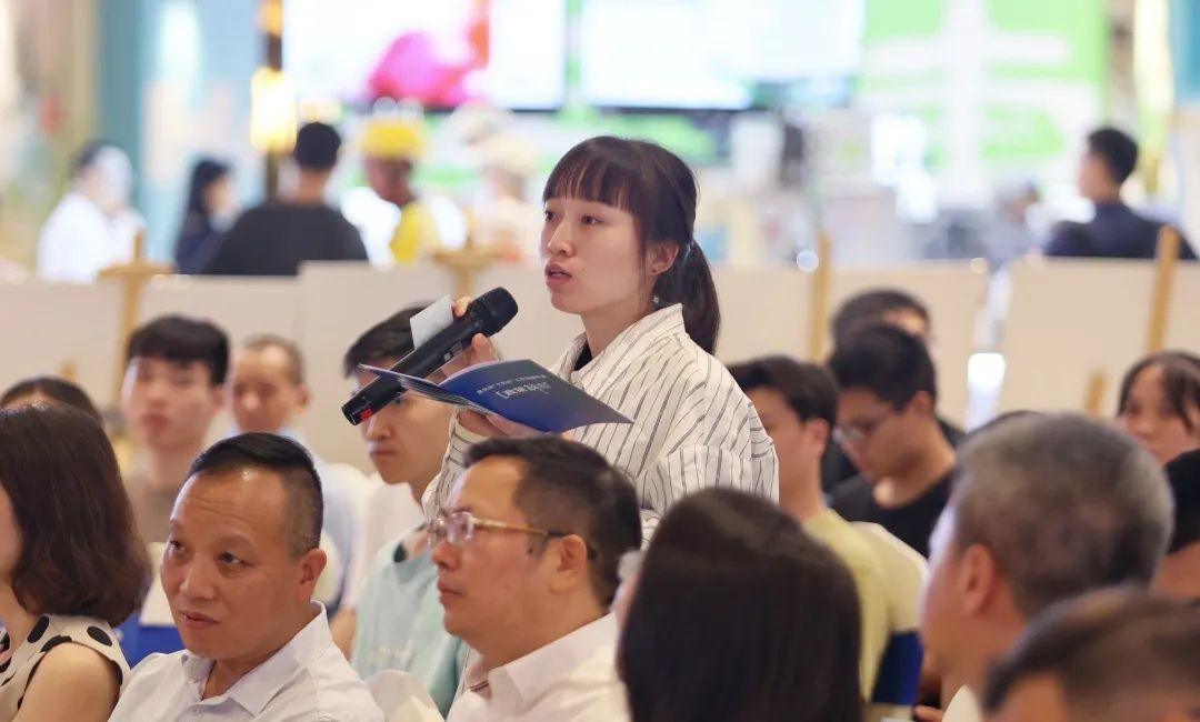 市民现场提问。李聪冲 摄