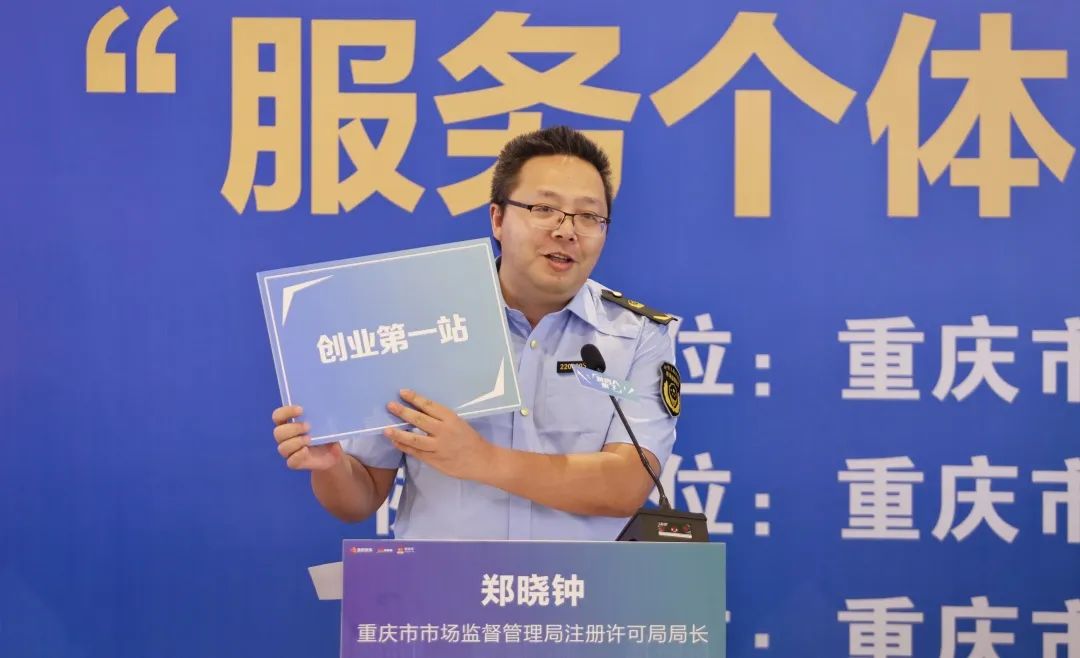 郑晓钟回答提问。李聪冲 摄