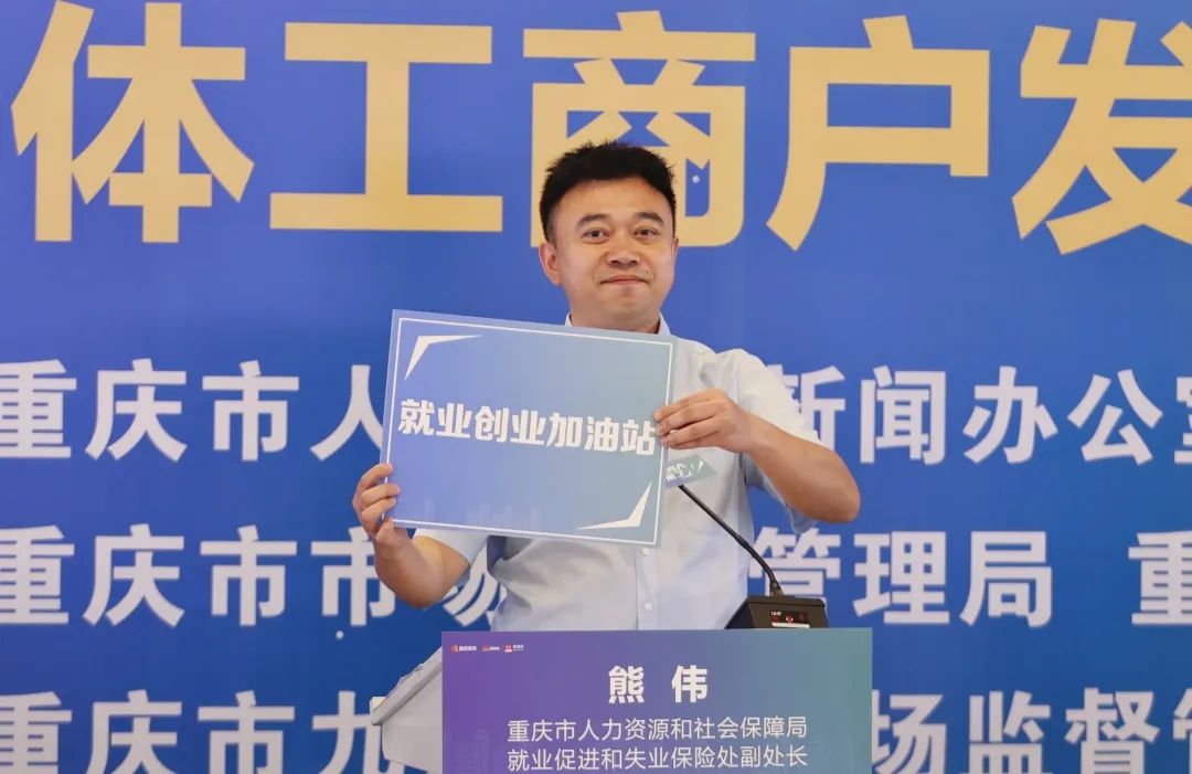 熊伟回答问题。李聪冲 摄