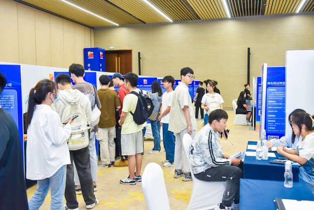 高校毕业生就业招聘会现场。陕西省教育厅供图