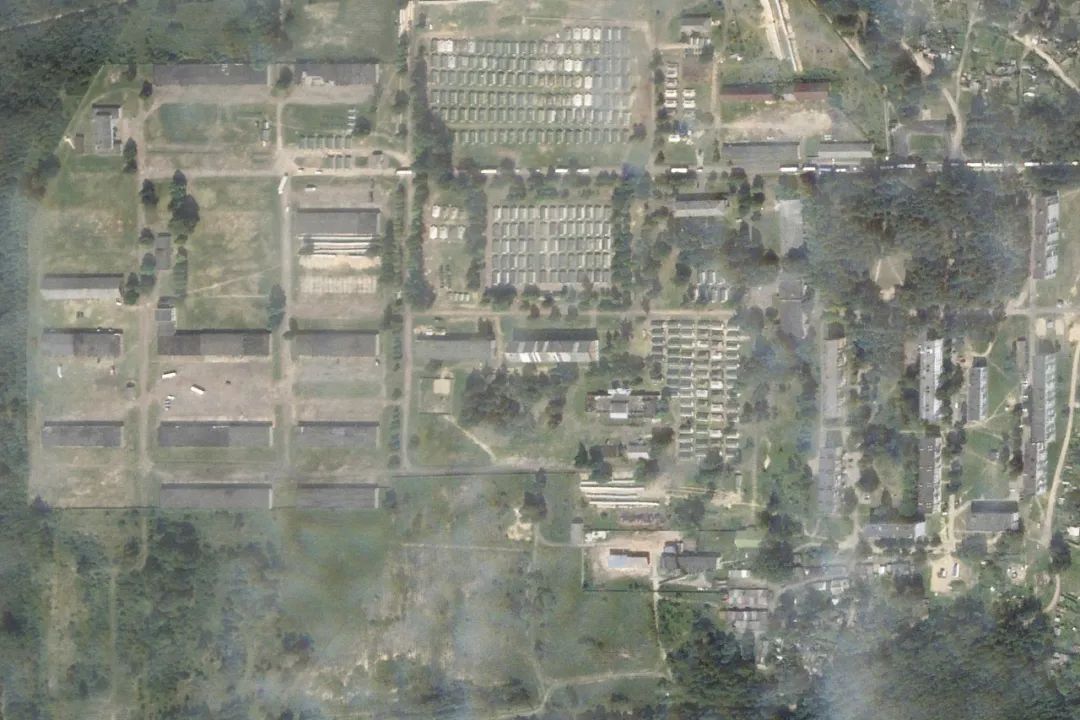 當地時間2023年7月17日，白俄羅斯奧西波維奇，衛星圖顯示，數十輛汽車組成的車隊抵達奧西波維奇鎮外的一個前軍事基地。