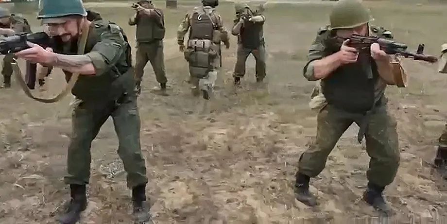 當地時間2023年7月14日，白俄羅斯明斯克，瓦格納集團一名教官對白俄羅斯士兵進行訓練。（視頻截圖）