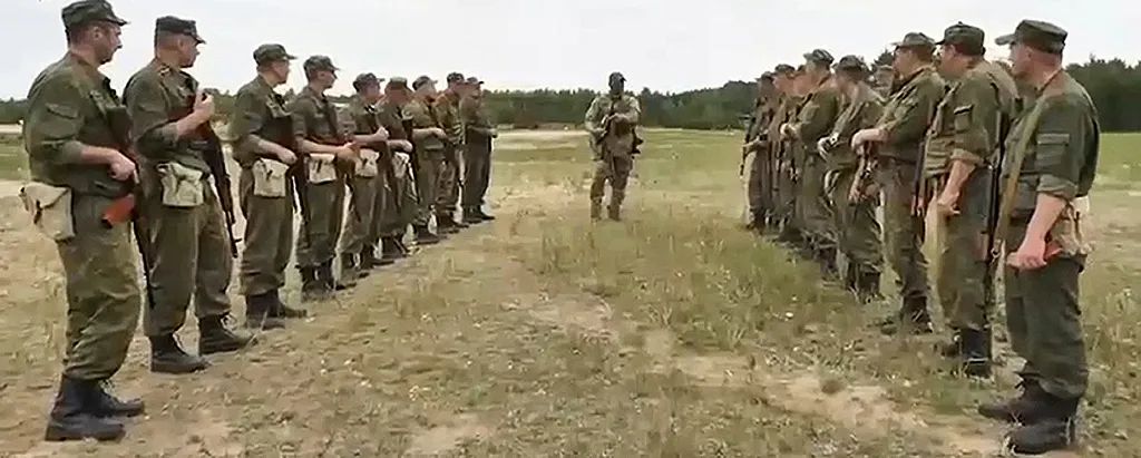 當地時間2023年7月14日，白俄羅斯明斯克，瓦格納集團一名教官對白俄羅斯士兵進行訓練。（視頻截圖）