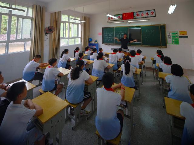 小学教室里 a963-62944ac8c2f7f1dde48874ad5f6111b3.jpg