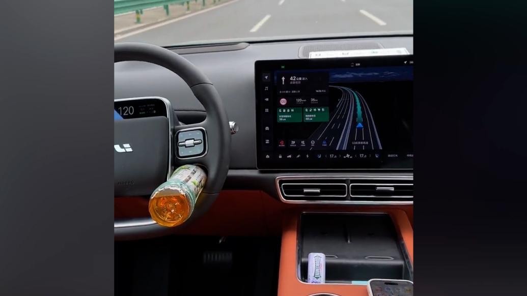 汽车在高速上无人驾驶屏幕上播着《狂飙》，理想客服：太危险