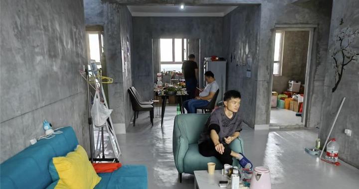 他买下117㎡毛坯房,因为没钱不装修直接住,网友:也是服了|毛坯房|装修|卫生间_新浪新闻