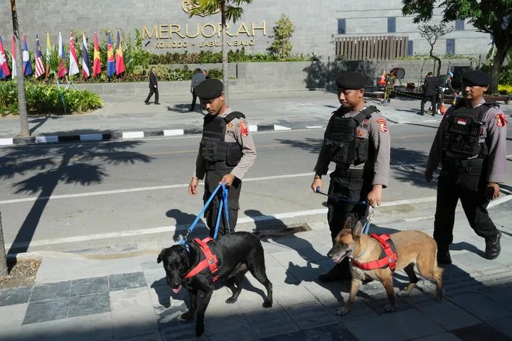 資料圖片：今年5月，第42屆東盟峰會期間，印尼警察在街頭巡邏。（美聯社）