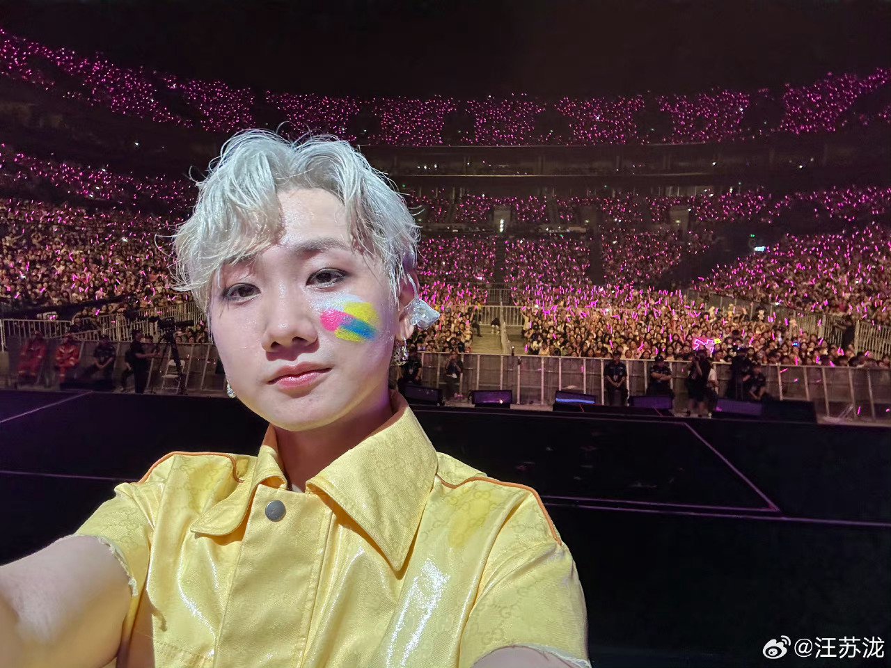 汪苏泷晒与粉丝合照，真的很帅，和粉丝的双向奔赴…