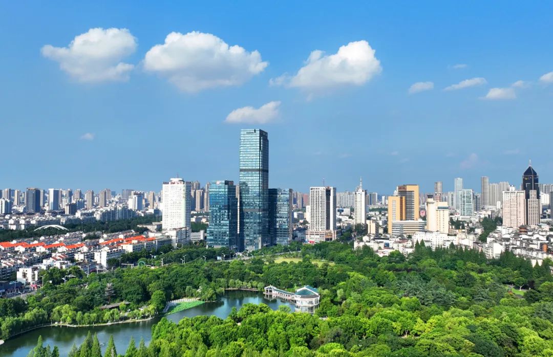 6月27日，合肥晴空万里，蓝天、白云、碧水与城市建筑相互映衬，构成一幅美丽的城市画卷。全媒体记者 郭如琦 摄