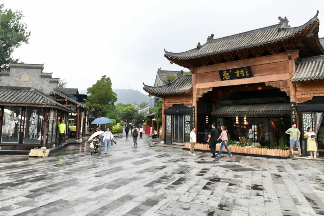 市民在合肥半边街休闲消费。全媒体记者 李予 摄