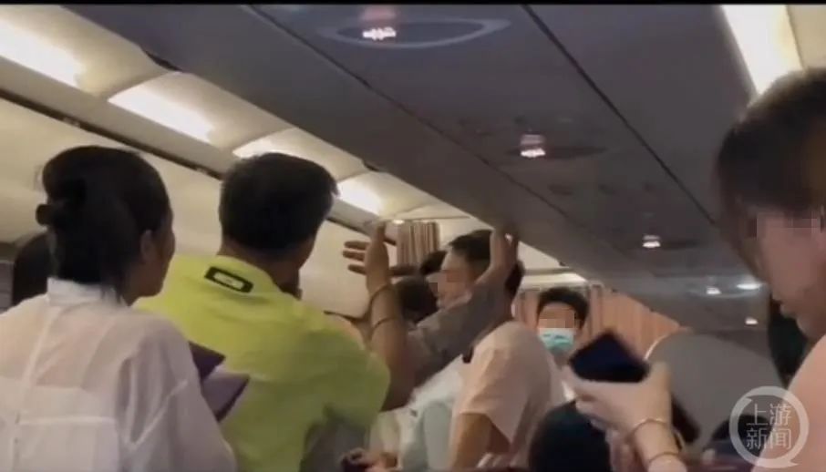 乘客称,自己长时间被困飞机上。图片来源/视频截图
