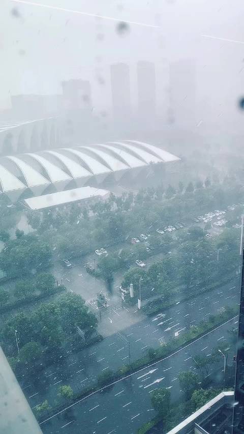 上海的天，善变的脸。 又又又又下雨了……