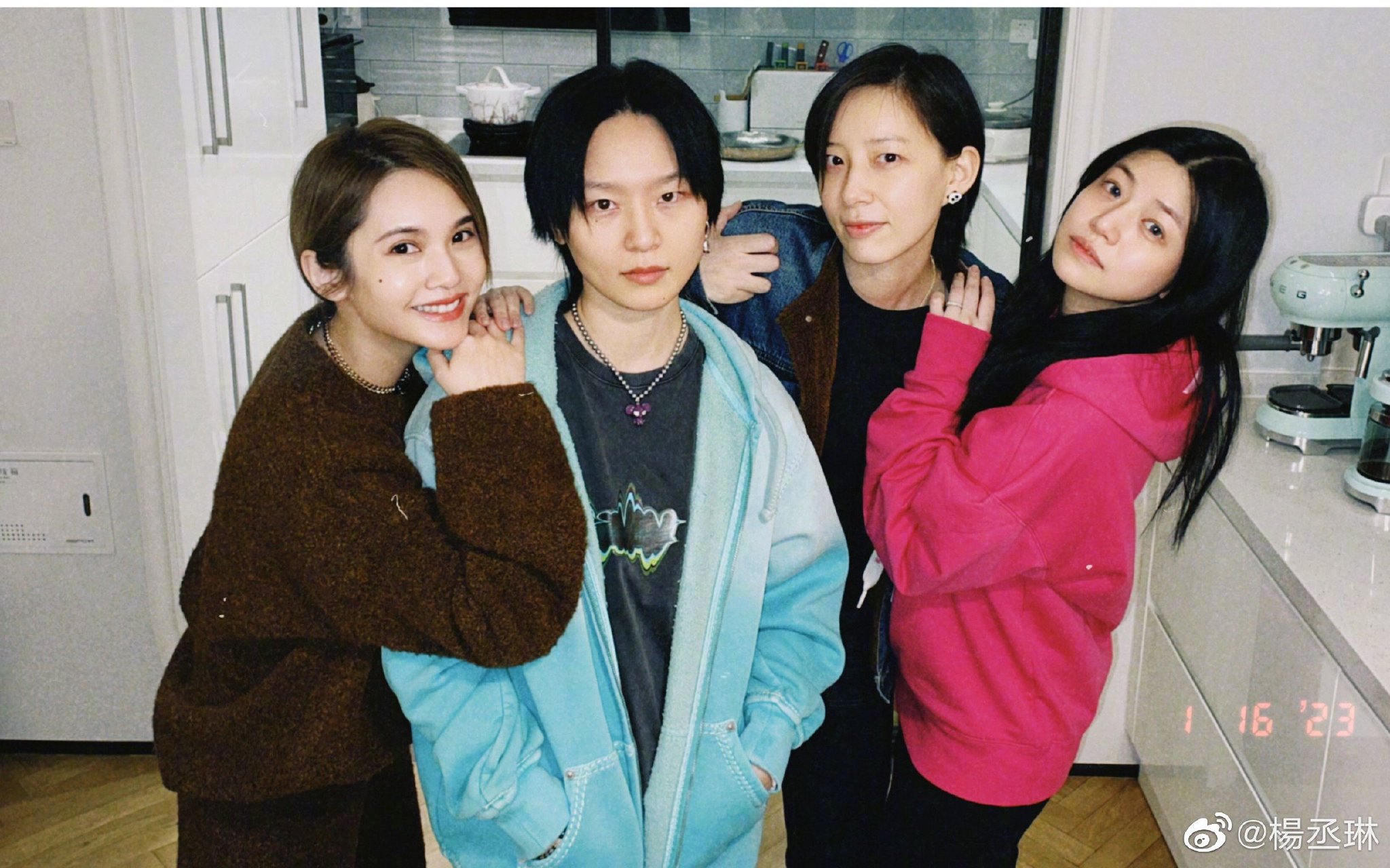 朋友中，楊丞琳永遠是那個最愛操心的人（左起：楊丞琳、周筆暢、李斯丹妮、陳妍希）。 圖片來自其微博