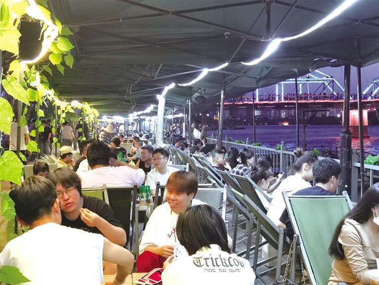    年轻人在黄河边纳凉休闲
