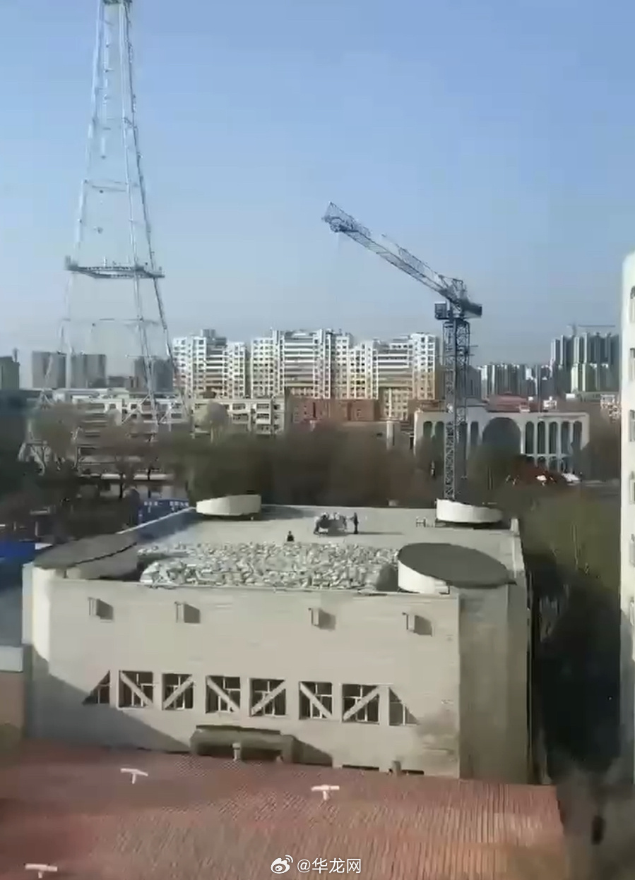 事发前的该体育馆，楼顶上堆放着建筑材料。@华龙网 图