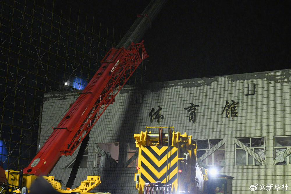 7月23日，黑龙江齐齐哈尔市第三十四中学体育馆发生坍塌，消防救援人员在现场搜救受困人员。@新华社 图