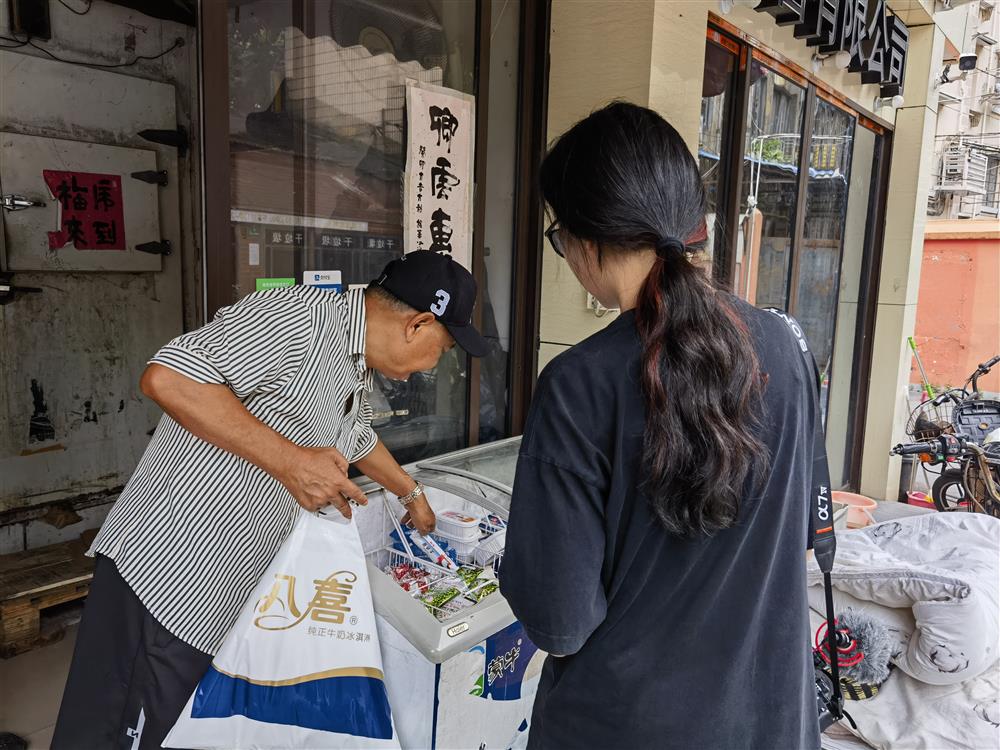 在批发店,消费者也习惯了一次性采购一大包冷饮