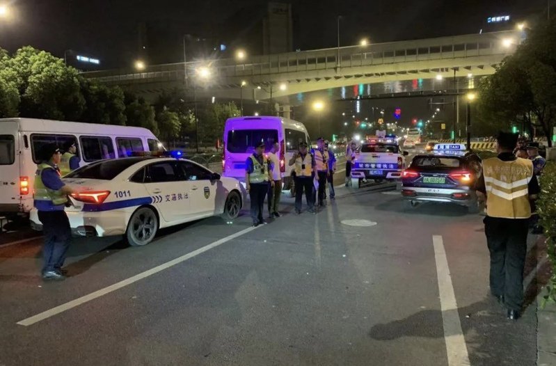 相关执法部门前往现场,展开联合整治行动。
