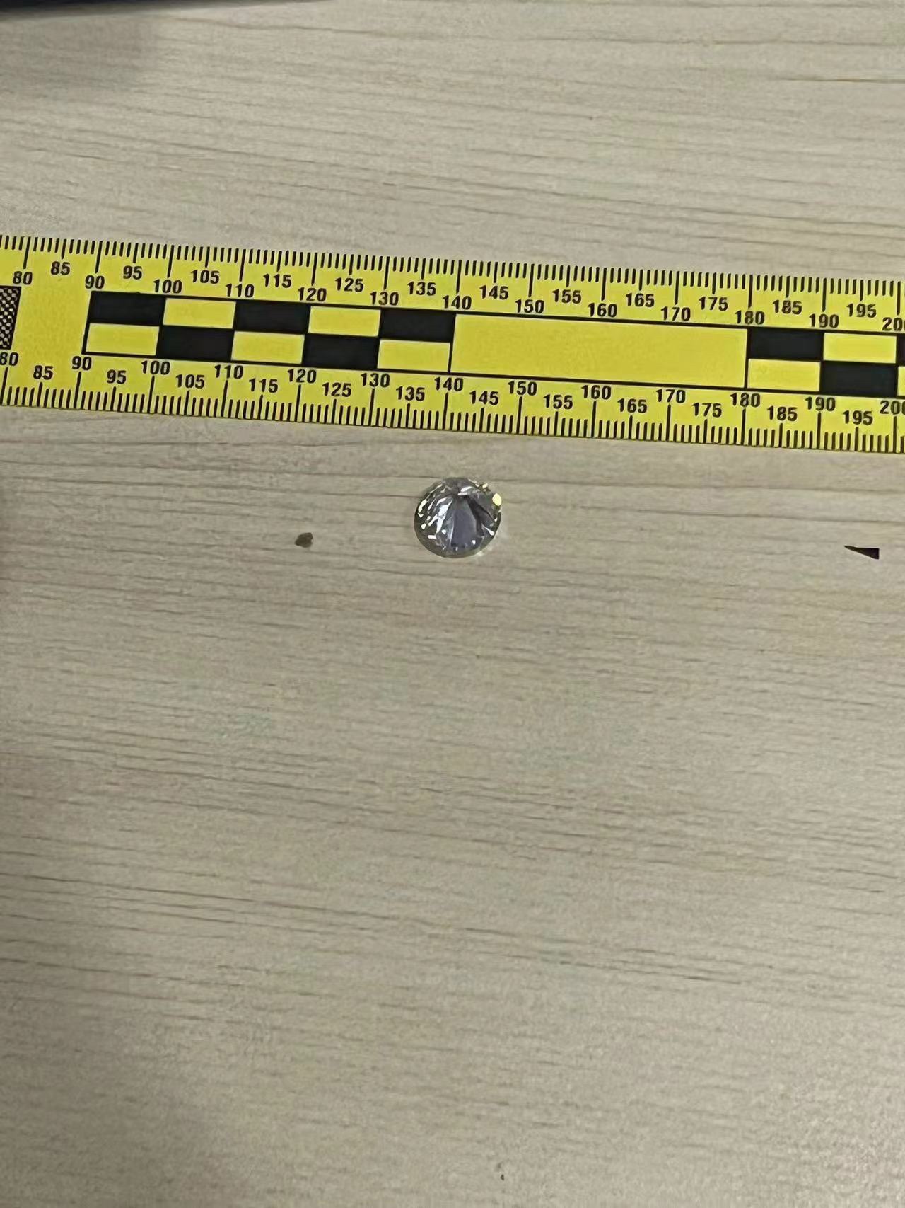 用来调包的假钻。静安警方供图