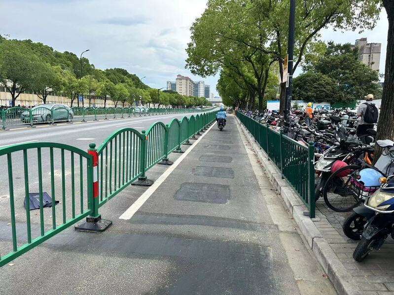 广兰路地铁站外已加装了新的机非隔离栏,取消了出租车停靠车位。