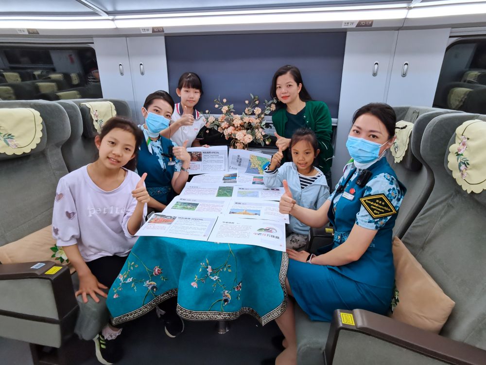 老挝旅客乘坐中老铁路国际旅客列车。李娅娇 摄
