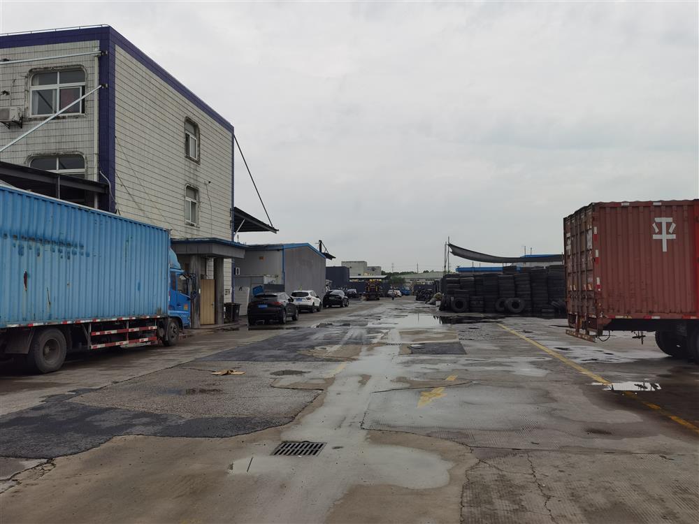 图上左侧矮一些的建筑物,就是消防部门在检查中发现的内设置员工宿舍的泡沫夹心彩钢板建筑。