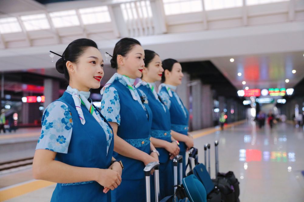中老铁路国际旅客列车乘务员准备出乘。杨紫轩 摄