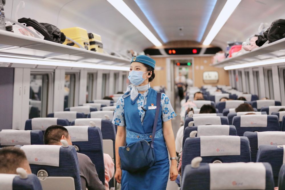 中老铁路国际旅客列车乘务员正在巡视车厢。杨紫轩 摄