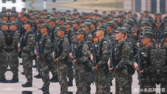 武警酷暑徒步百公里拉练