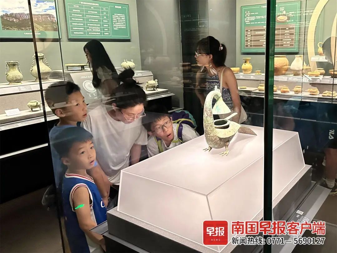 ▲炎炎夏日,市民带孩子打卡博物馆。