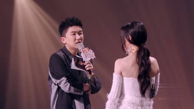 张大大问单依纯：你学生时代恋爱过吗|张大大|恋爱|单依纯_新浪新闻