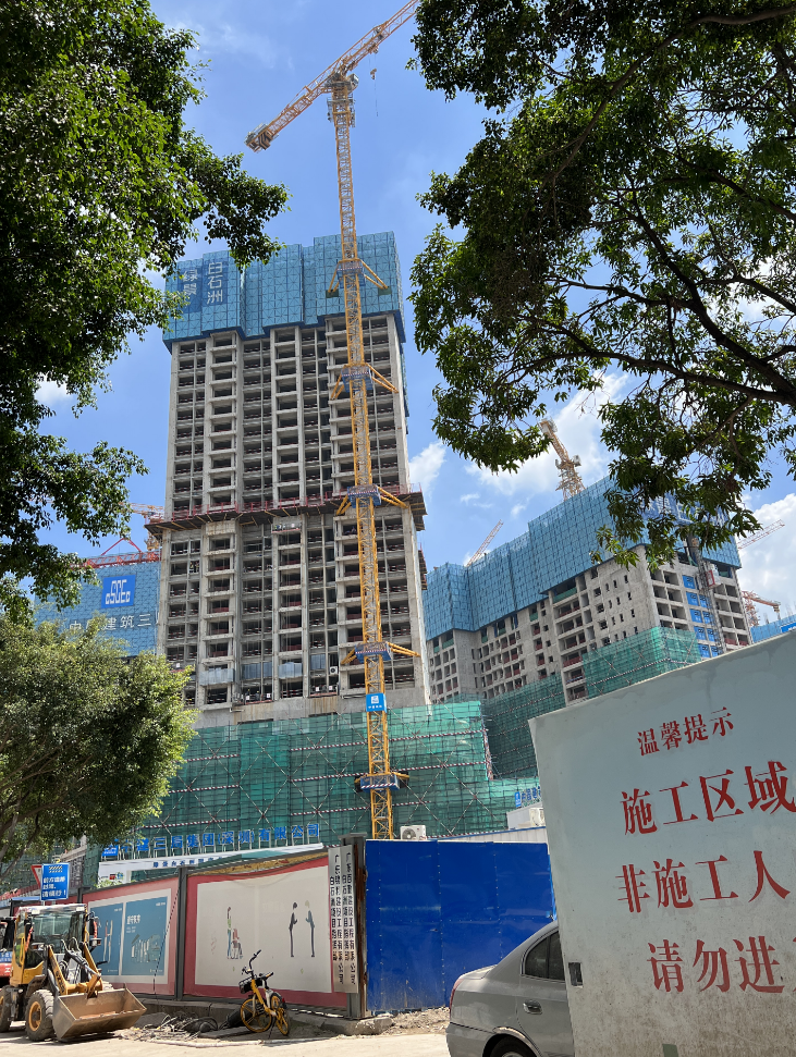 (绿景白石洲施工现场尘土飞扬,紧张忙碌,工程正有序进行中)