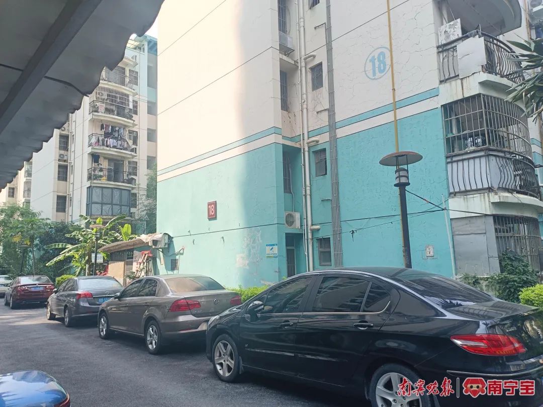 每栋楼下,车辆随意停放。