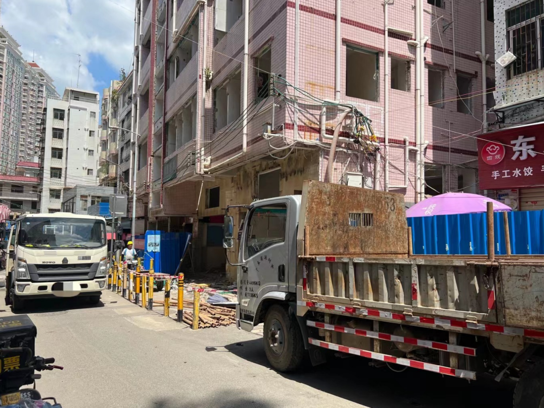 (本就不宽敞的街道里,随处都是行驶的泥头车、搬运车)