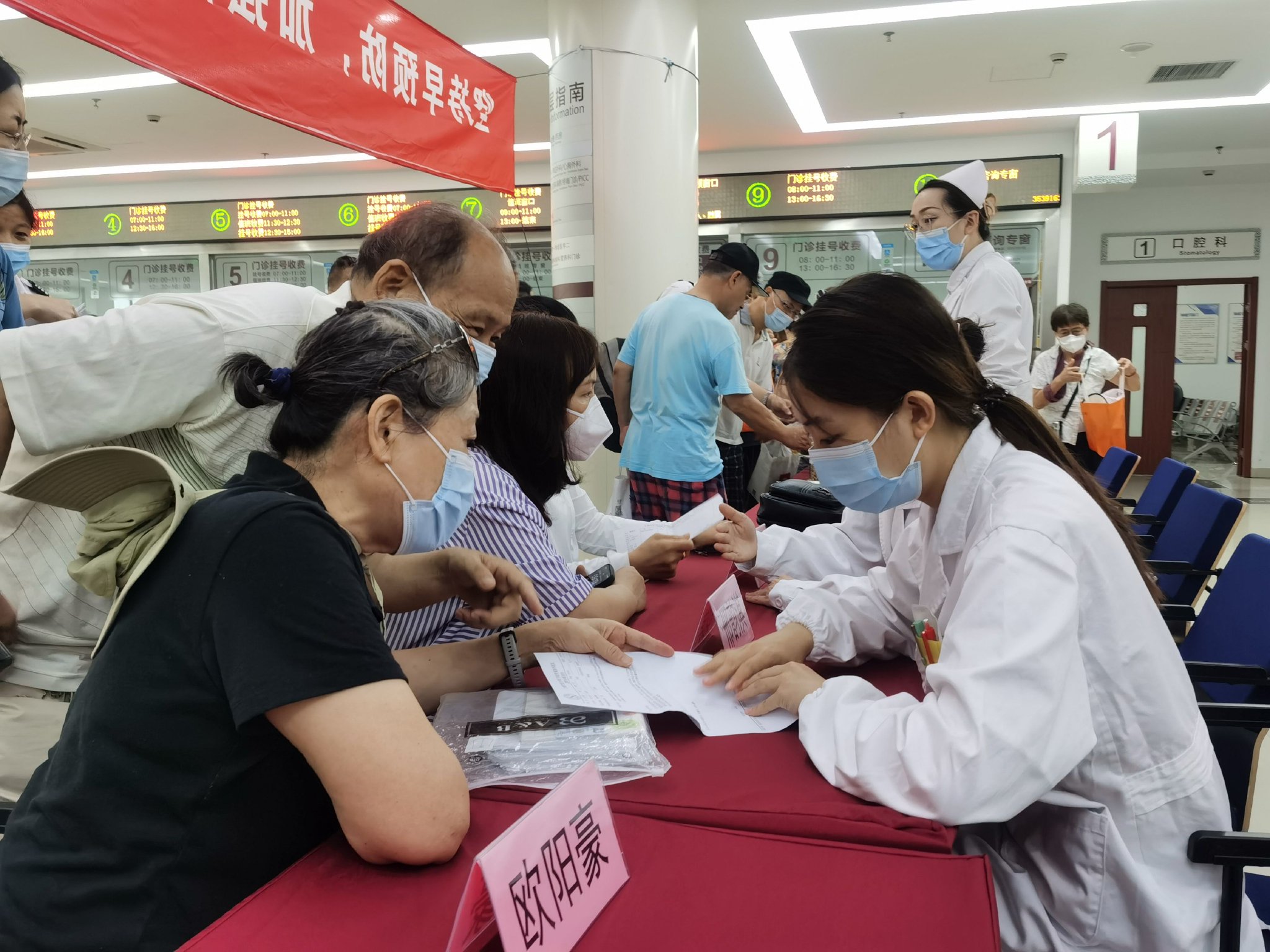 在第13个“世界肝炎日”到来之际,上海中医药大学附属岳阳中西医结合医院为患者提供咨询、义诊服务。医院 供图