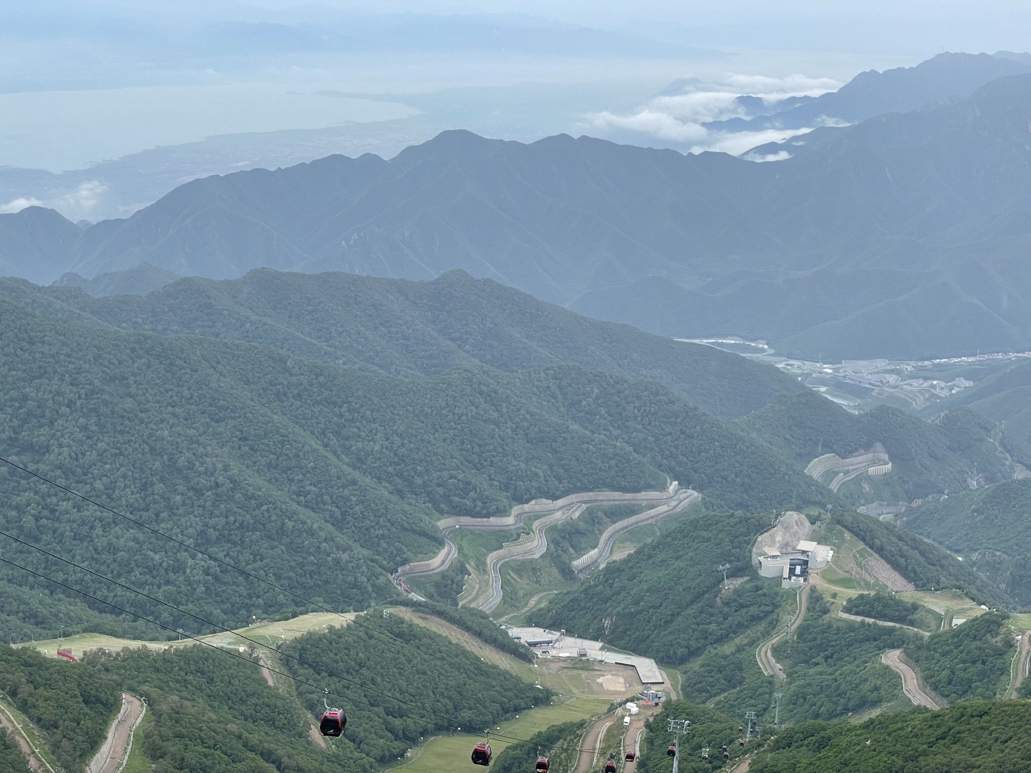 站在「天空之鏡」打卡點，可以一覽小海陀山風貌。新京報記者 趙利新攝