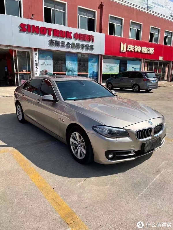 宝马520（BMW 520）是宝马公司旗下的一款中型豪华轿车，它在操控性能方面可能具有以下特点