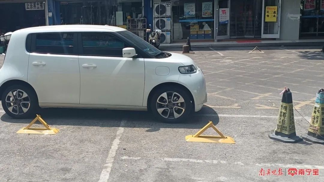 小区大门外药店旁边的公共停车位都加装了地锁。