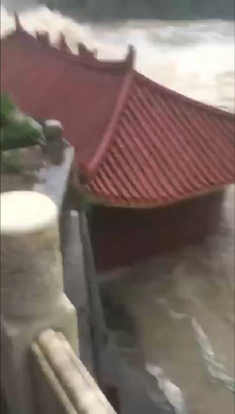 杜苏芮台风肆虐，九鲤湖……