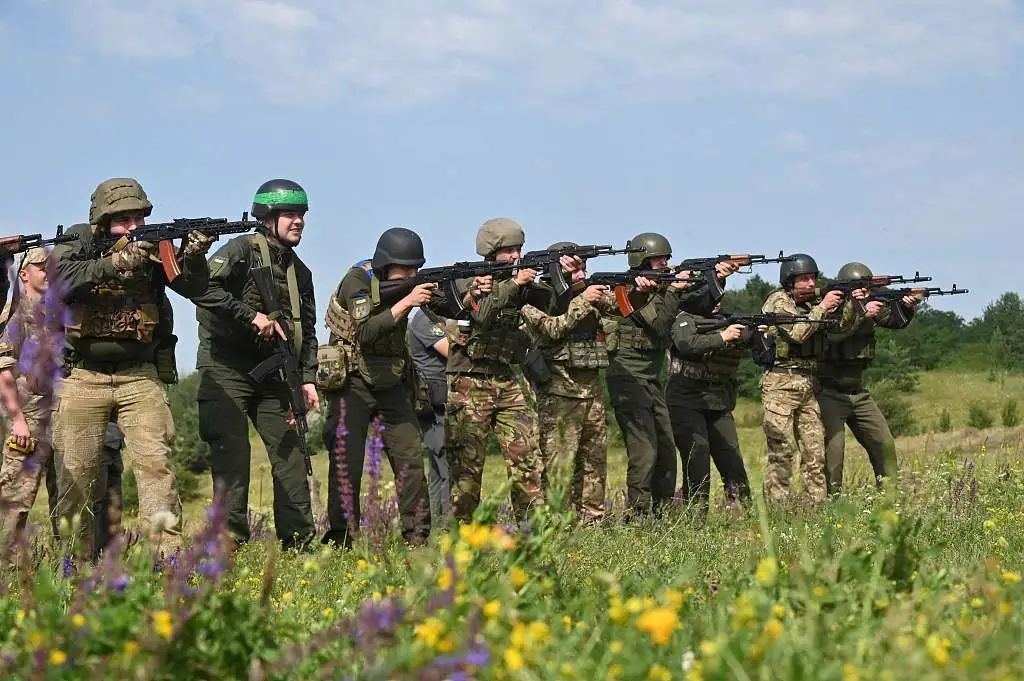 當地時間2023年7月26日，烏克蘭哈爾科夫，烏克蘭國民警衛隊排長在接受軍事訓練。視覺中國 圖