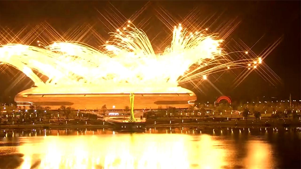 成都大运会开幕式总导演:太阳神鸟12道光传递烟火 点燃场外火炬塔|道光_新浪新闻