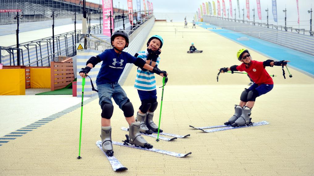 ↑小朋友在新都尖锋旱雪四季滑雪场滑雪。(新都区委宣传部供图)