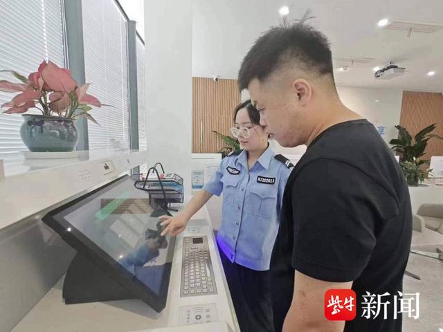 图为浦口警方在日常工作中