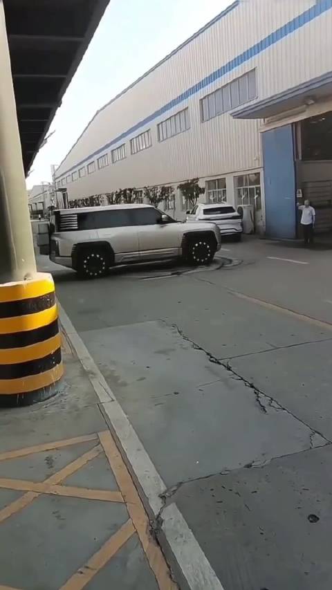 比亚迪仰望U8，原地掉头的声音，让人热血沸腾