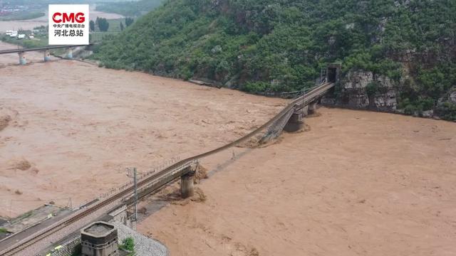 航拍石家庄井陉境内的石太铁路秀林段被洪水冲断坍塌现场。中央广播电视总台河北总站 图