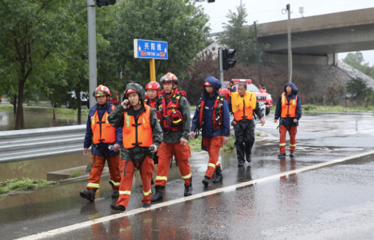 ▲7月31日,房山区苏村村口外公路,救援人员准备救援。新京报记者 王远征 摄