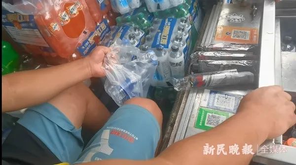 外滩饮料流动服务车上,一件饮料未卖完,销售人员便“藏”到了脚下,记者反复提醒后才拿出来