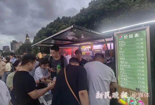 游客扎堆到外滩饮料流动服务车前,不一定能如愿买到水 新民晚报记者 罗水元 志愿者 沈喻元 摄(下同)